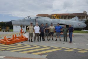 L'équipe de démontage du Super Etendard pose avec Ramon Josa.