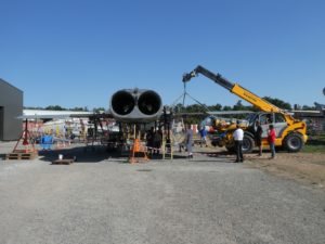 Installation de l'aile droite du Mirage IV