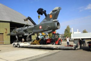 Levage du fuselage pour le poser sur la remorque.