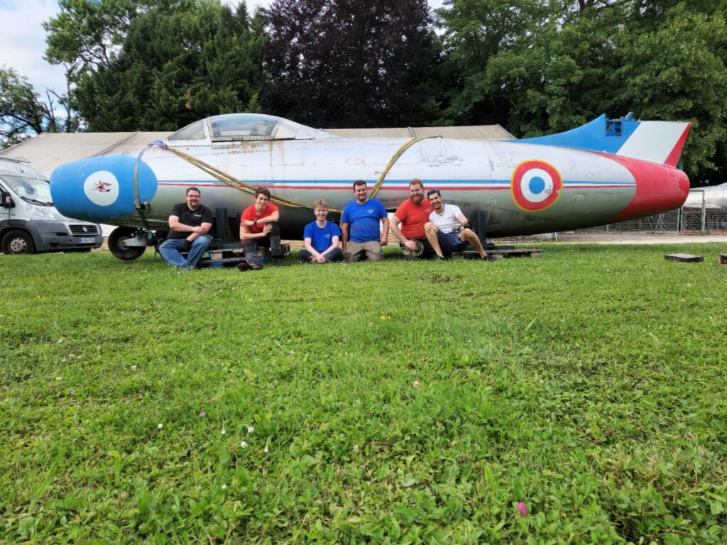 Équipe de récupération devant l'Ouragan démonté