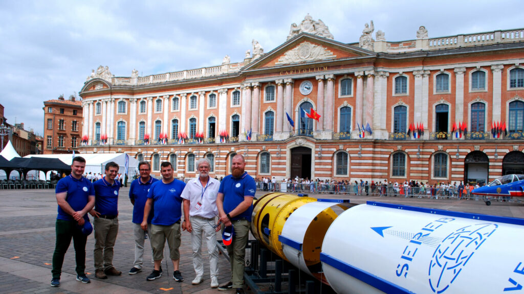 Fusée Topaze VE111 devant la façade du Capitole avec des membres de notre association