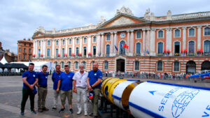 Fusée Topaze VE111 devant la façade du Capitole avec des membres de notre association