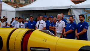Photo de groupe devant la fusée Topaze VE111