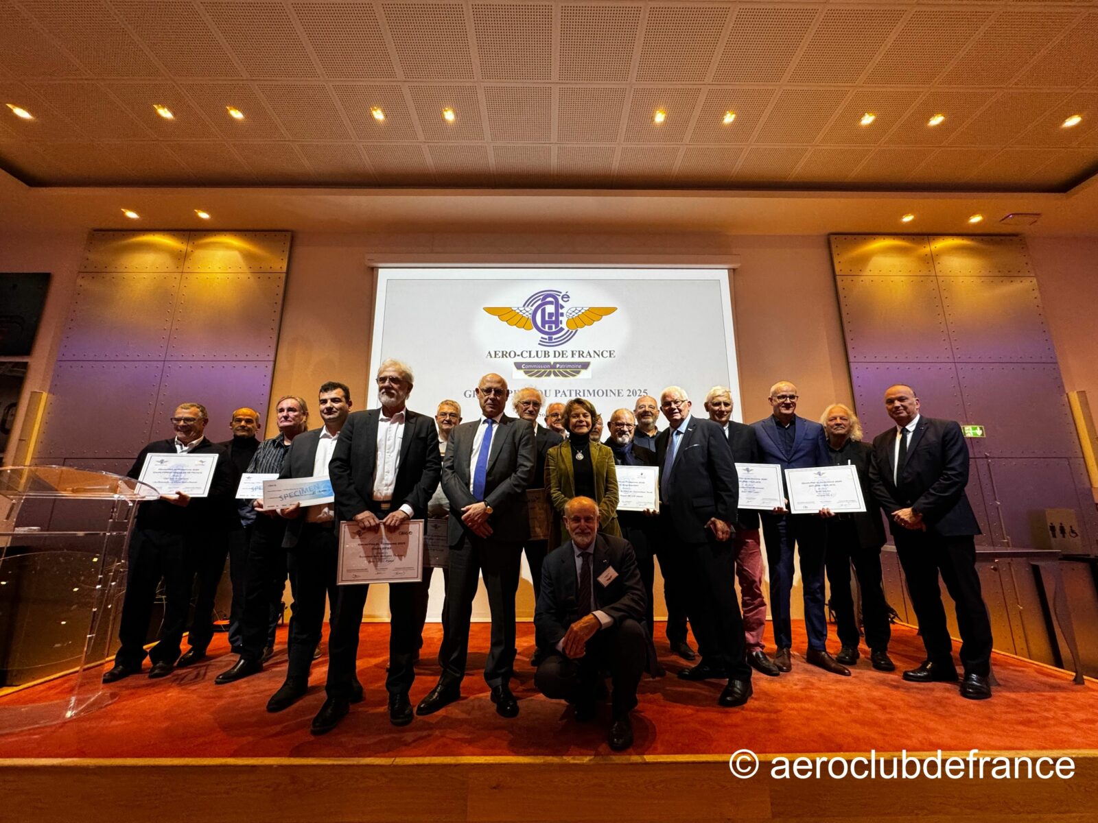 Les bénévoles avec la fusée VE 111 Topaze